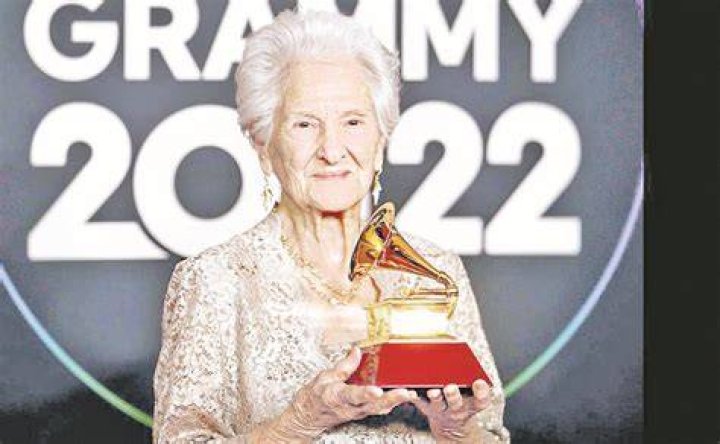 Ángela Alvarez, la abuela de 95 años, que gana su primer Latin Grammy