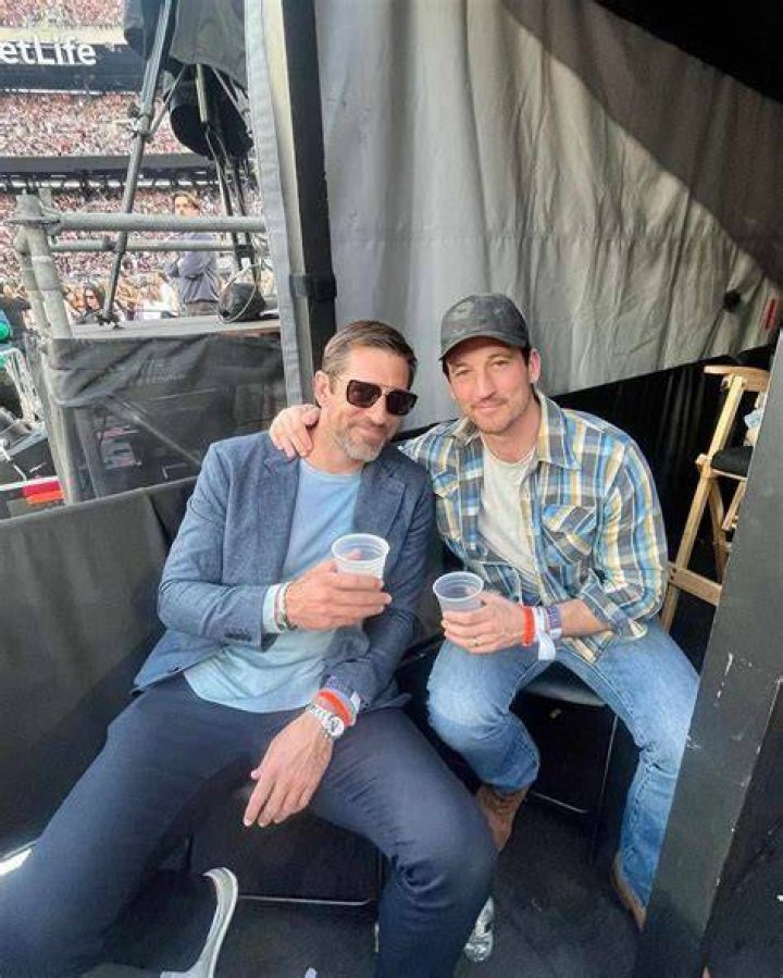 Aaron Rodgers, Miles Teller dance at Taylor Swift&rsquo;s New Jersey show