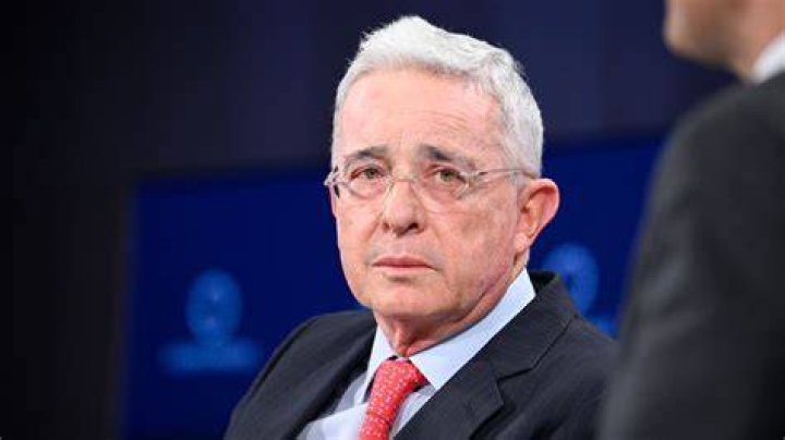 Adrián Uribe enseña a su NOVIA en redes sociales ¡Que Romántico! La