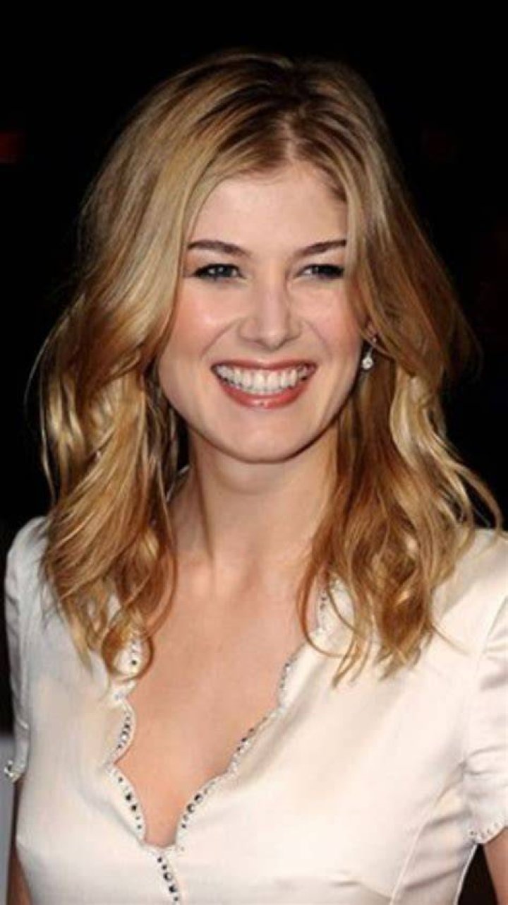celebritylegsandheels Rosamund pike, Beautiful celebrities, Women