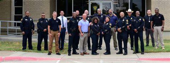 Fort Worth Police Take Down Fox News Host Tucker Carlson LaptrinhX / News