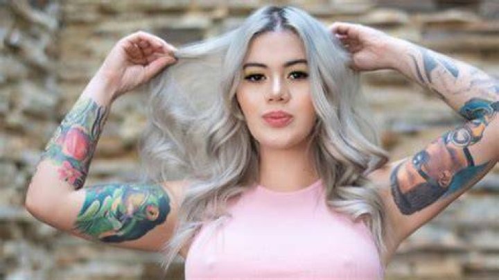 Hermana de Yeferson Cossio desnuda su abdomen y parte del torso (FOTOS)
