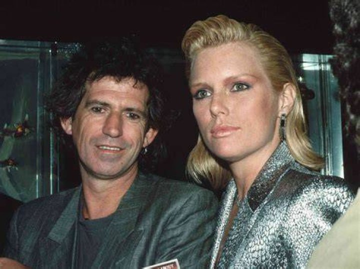 Keith Richards, Frau Patti Hansen stellen den Hochzeitskuss nach