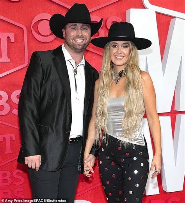 Lainey Wilson debuts new boyfriend Devlin Hodges at 2023 ACM Awards
