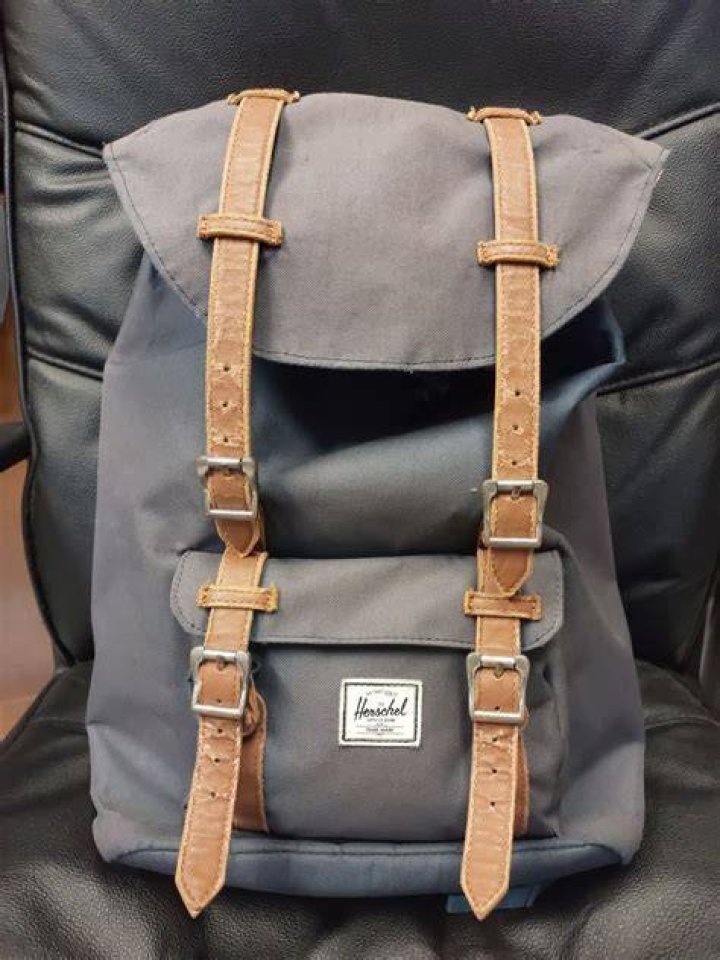 Mochila Herschel usada por (Avantika Vandanapu) como se ve en