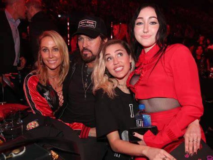 Noah Cyrus Parents, Ethnicity, Wiki, Biography, Age, Height, Boyfriend, Career, Net Worth & More. 1 Noah Cyrus Parents