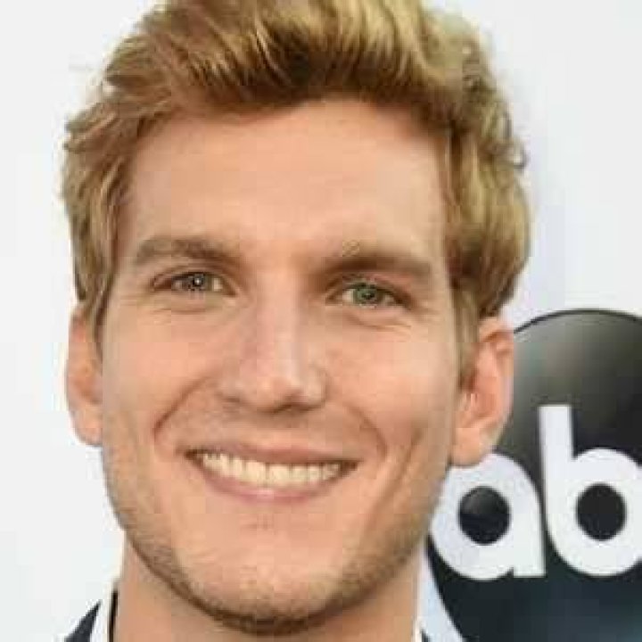 Scott Michael Foster Biography, Age & Girlfriend mrDustBin