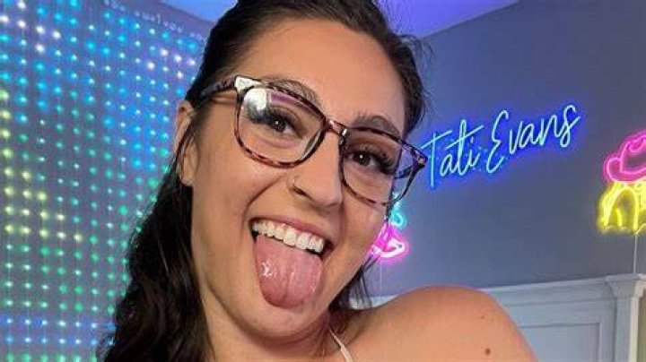 Tati Evans Gi_xxo Nude TikTok Lesbian Magic Strip Onlyfans Video Leaked
