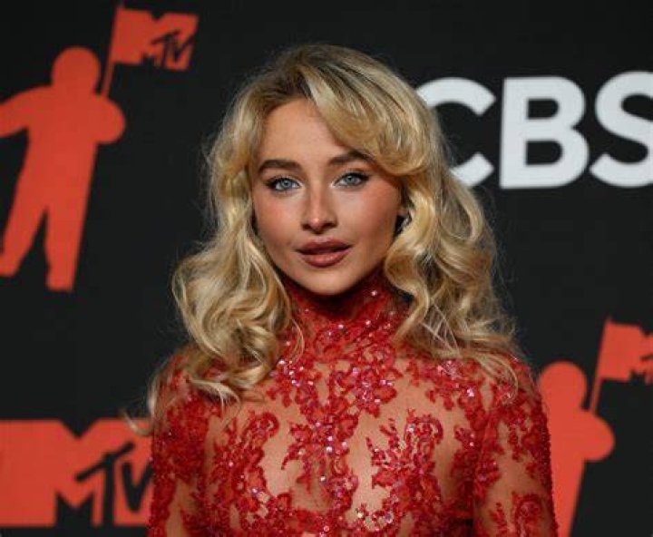 The Significance Of Sabrina Carpenter's Physical Attributes, Revaygems