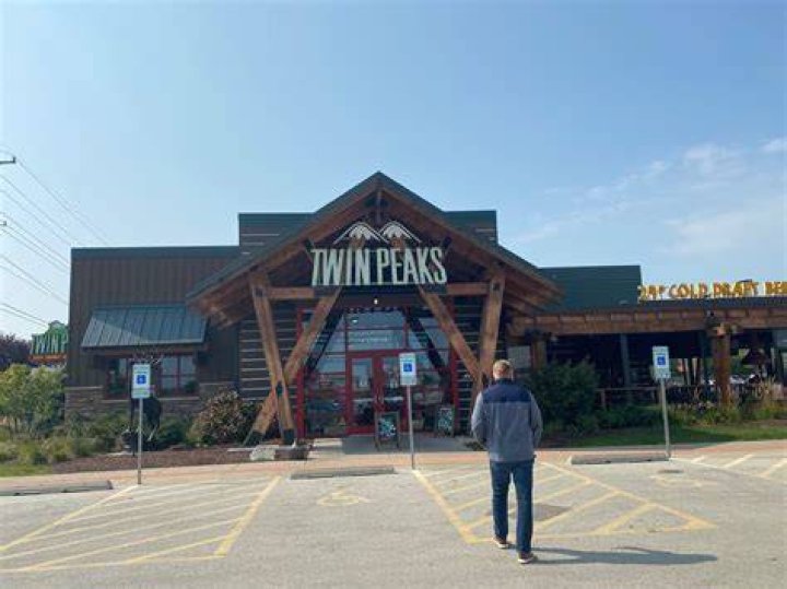Twin Peaks, 17W734 22nd St, Oakbrook Terrace, IL, Bars MapQuest